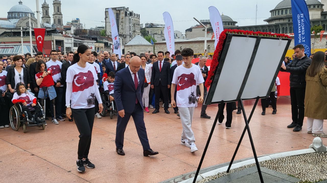 Taksim Meydanı'nda 19 Mayıs töreni