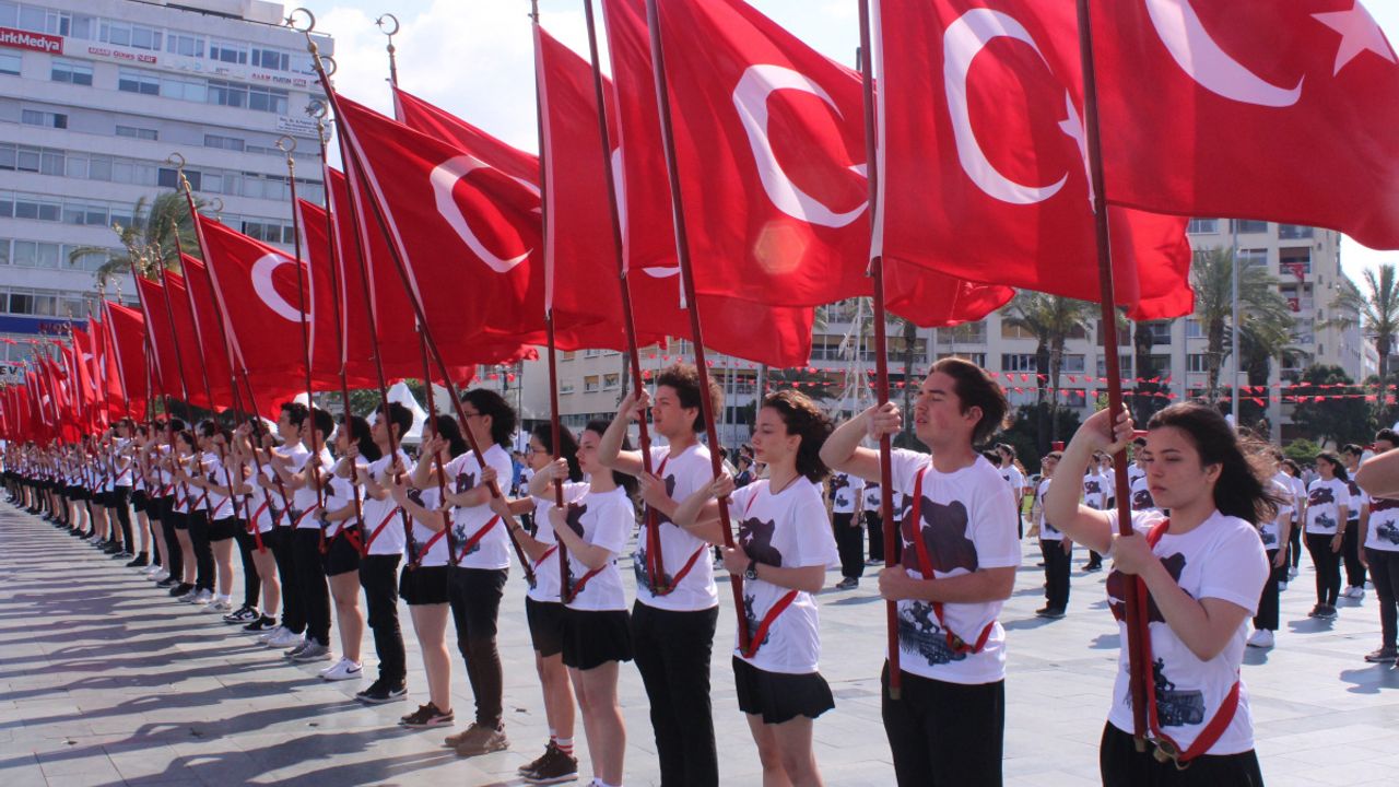 19 Mayıs İzmir'de coşkuyla kutlandı