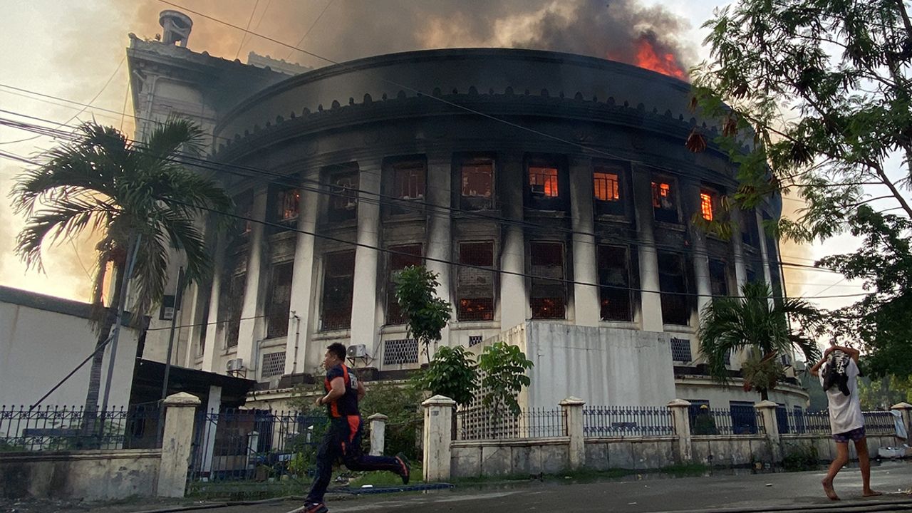 Filipinler'in tarihi posta binasında yangın