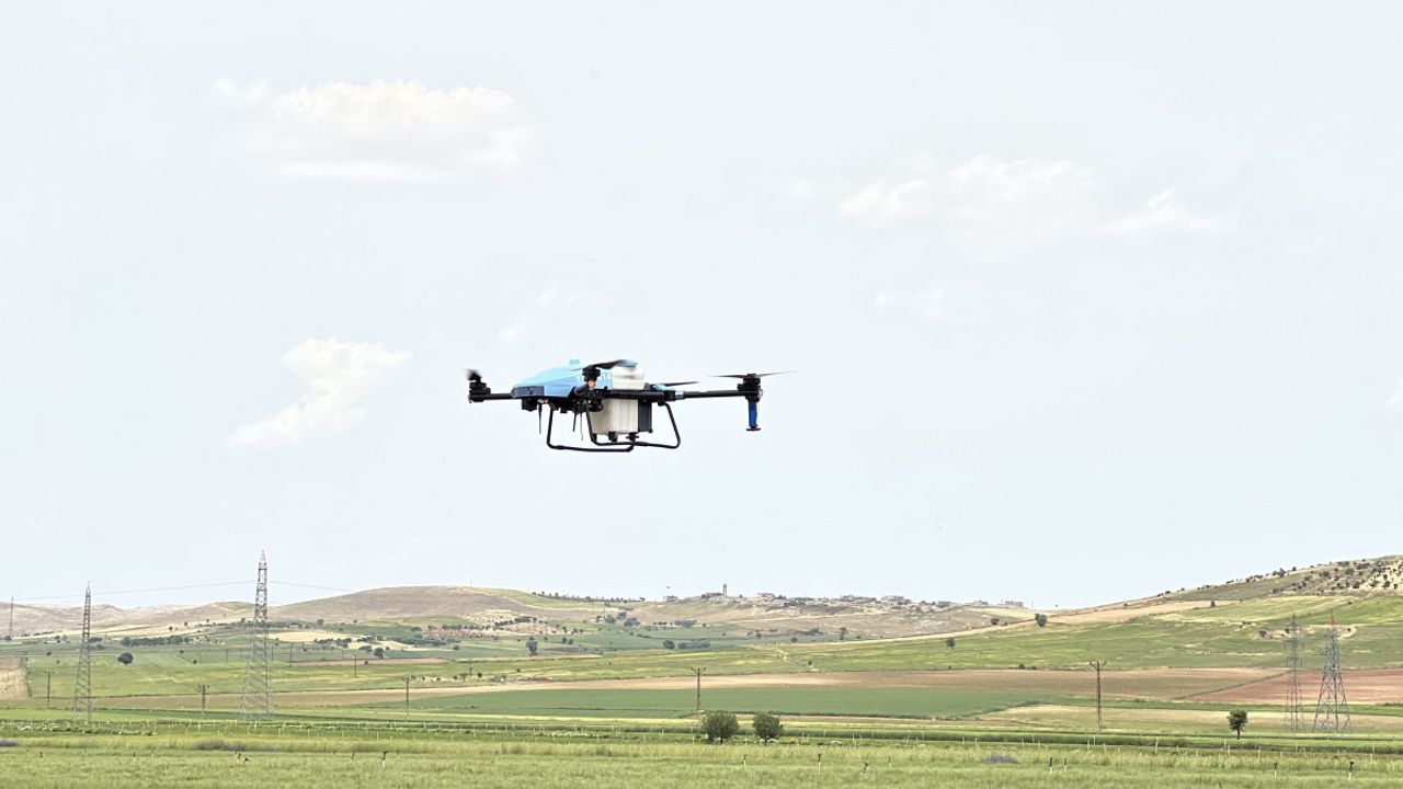 Teknoloji ile tanışan çiftçi, drone ile zirai ilaçlama yapıyor