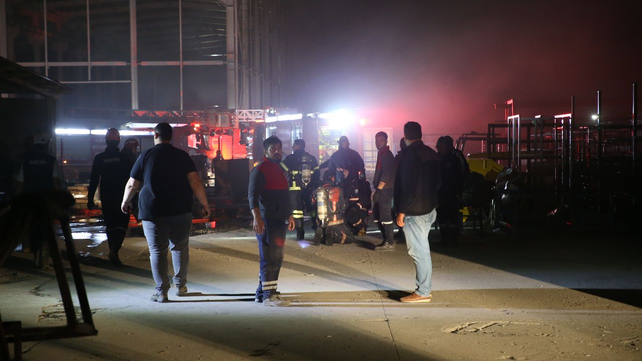 Sakarya'da traktör fabrikasındaki boyahanede çıkan yangın söndürüldü