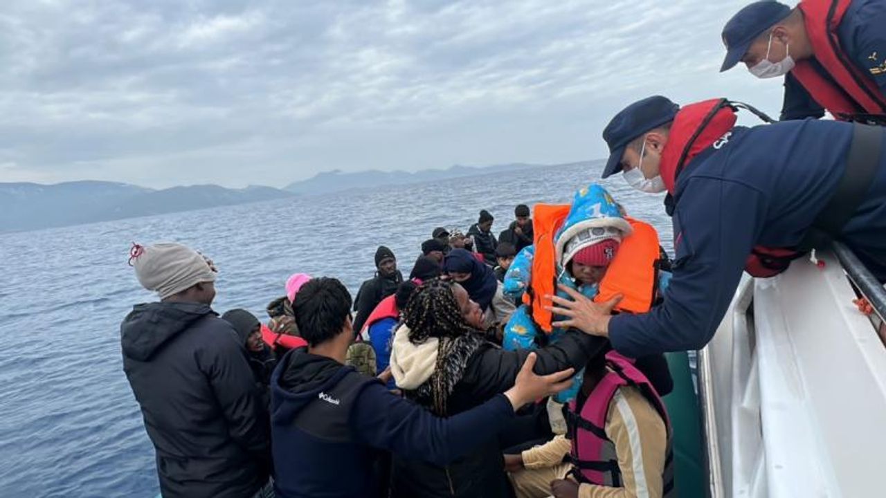 Yunanistan'ın ölüme terk ettiği 30 düzensiz göçmen kurtarıldı