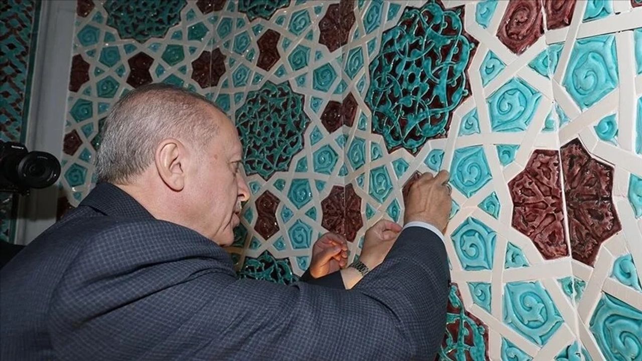 Cumhurbaşkanı Erdoğan, Barbaros Hayrettin Paşa Camisi'nin mihrabına son çiniyi yerleştirdi