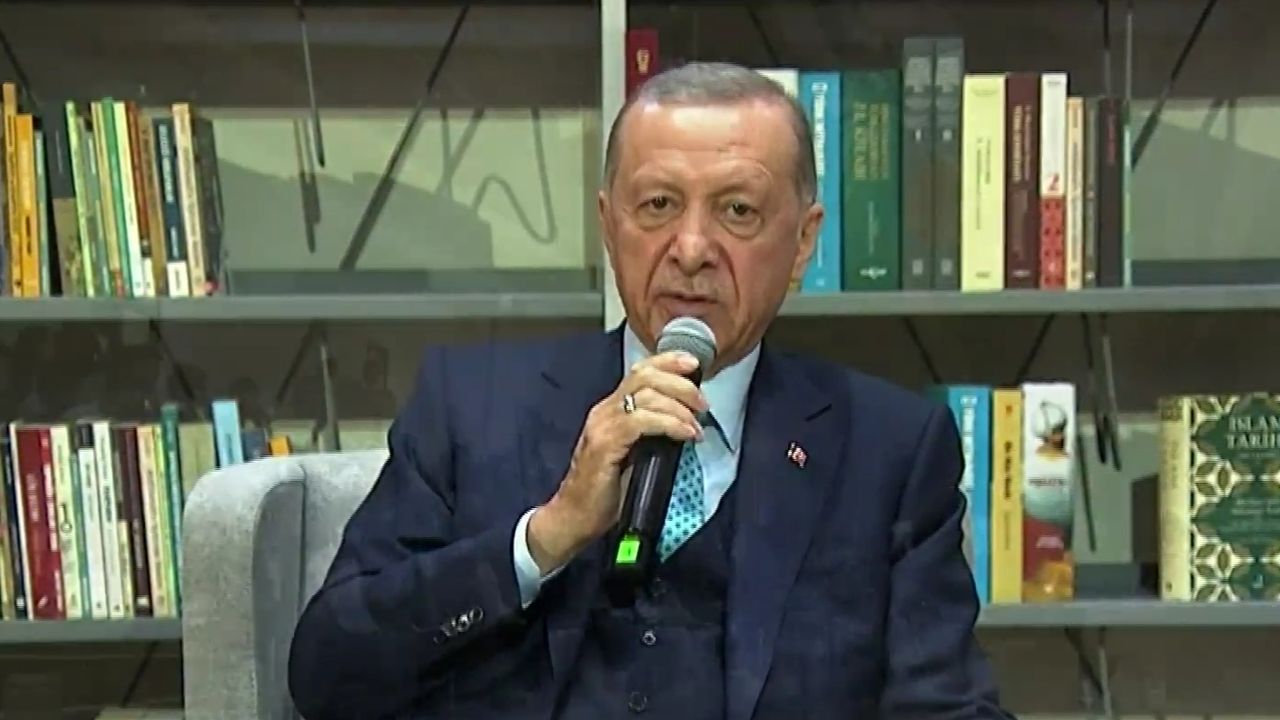Cumhurbaşkanı Erdoğan: "(Gençler) Kimsenin sizi ideallerinizden koparmasına müsaade etmeyin