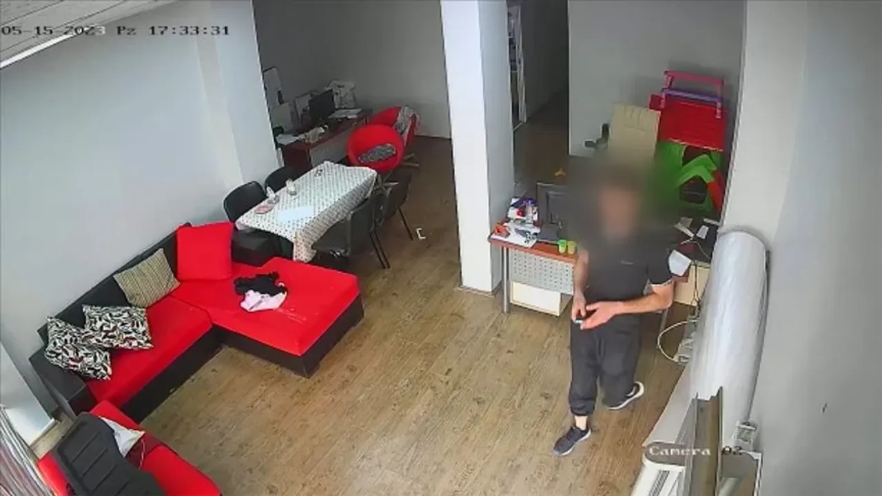 Kartal'da hırsızın iş yerinden cep telefonunu çalma anları güvenlik kamerasında