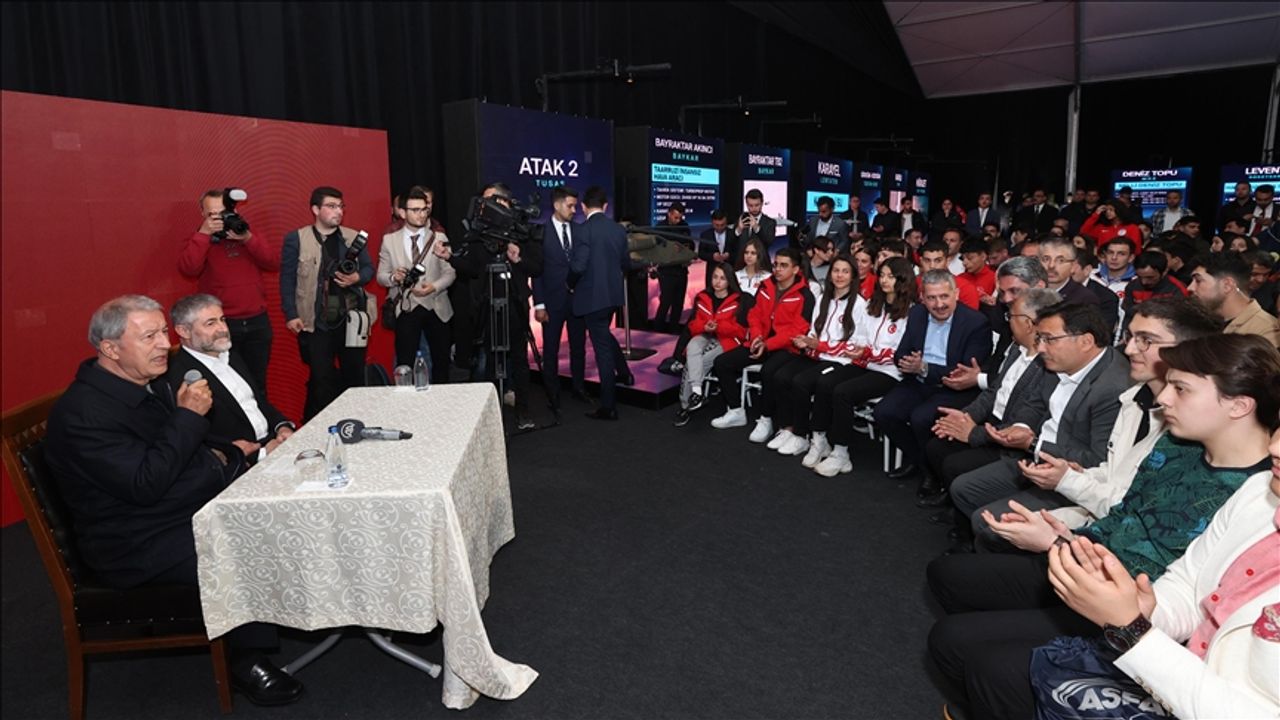 Milli Savunma Bakanı Akar ile Hazine ve Maliye Bakanı Nebati, Kayseri'de gençlerle bir araya geldi