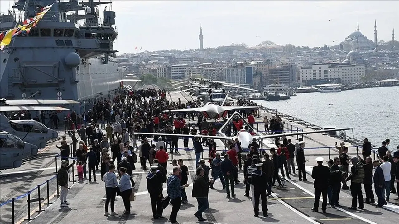 TCG Anadolu, tatbikata katılmak için İzmir Alsancak Limanı'ndan ayrıldı