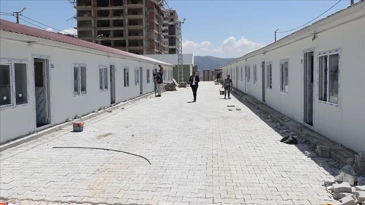 Hatay'da depremde büroları yıkılan avukatlar, prefabrik yazıhanelerde hizmet verecek