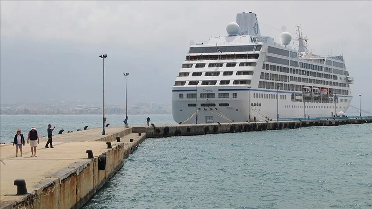"Sirena" Kruvaziyeri Alanya Limanı'na Demirlendi