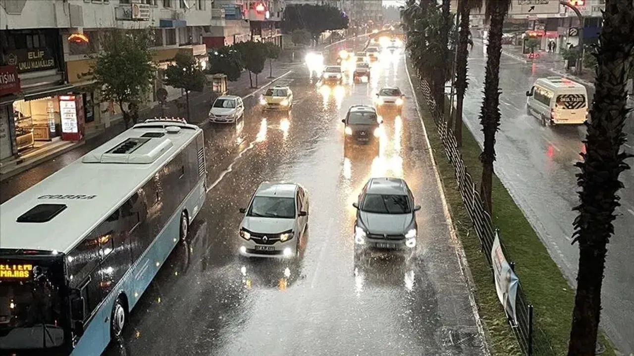 Antalya'da sağanak ve fırtına etkili oldu