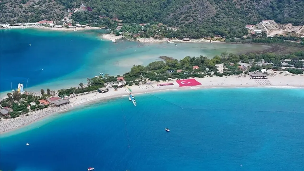 Fethiye'de sahile 1000 metrekarelik Türk bayrağı açıldı