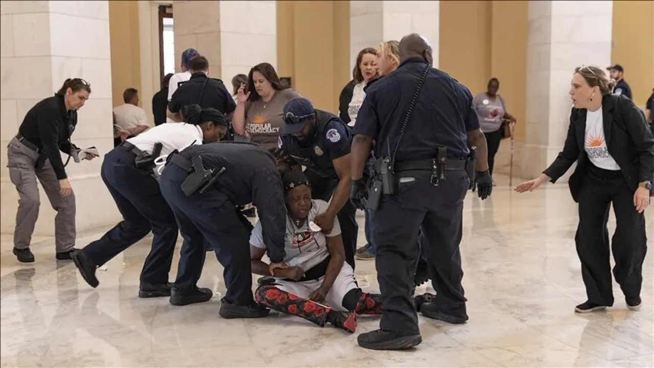ABD Kongresinde borç limiti görüşmelerini protesto eden bazı göstericiler gözaltına alındı