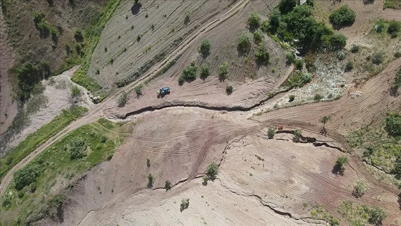 Deprem nedeniyle tepe çökünce manzarası değişen iki köy görüntülendi