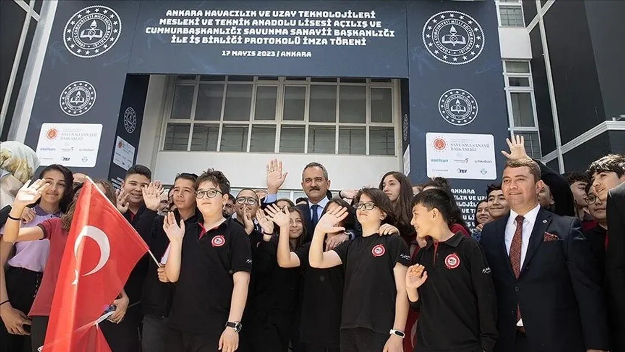 Türkiye'nin İlk Uzay Ve Havacılık Teknolojileri Meslek Lisesine Özdemir Bayraktar'ın Adı Verilecek