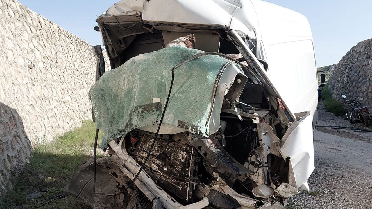Konya'da minibüs alt geçide düştü: 1 ölü, 1 yaralı
