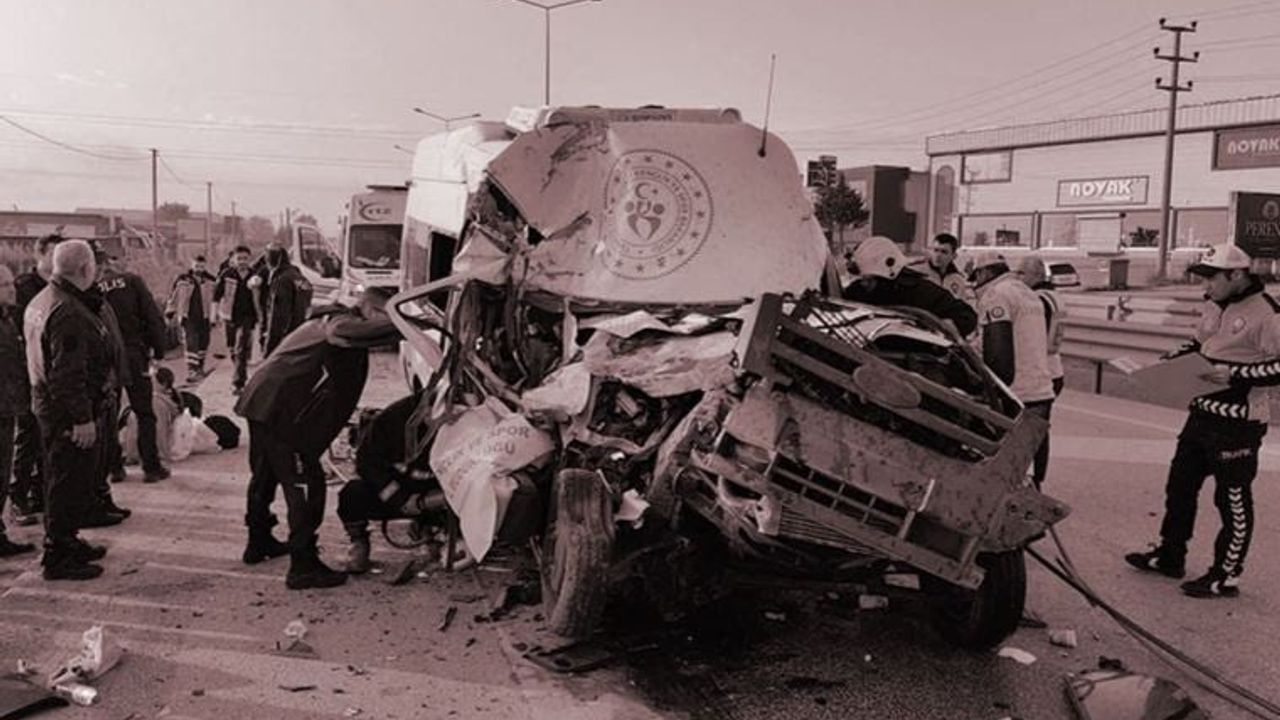 Bursa'da sporcuları taşıyan minibüsün kamyona çarpması sonucu 1 kişi öldü, 16 kişi yaralandı