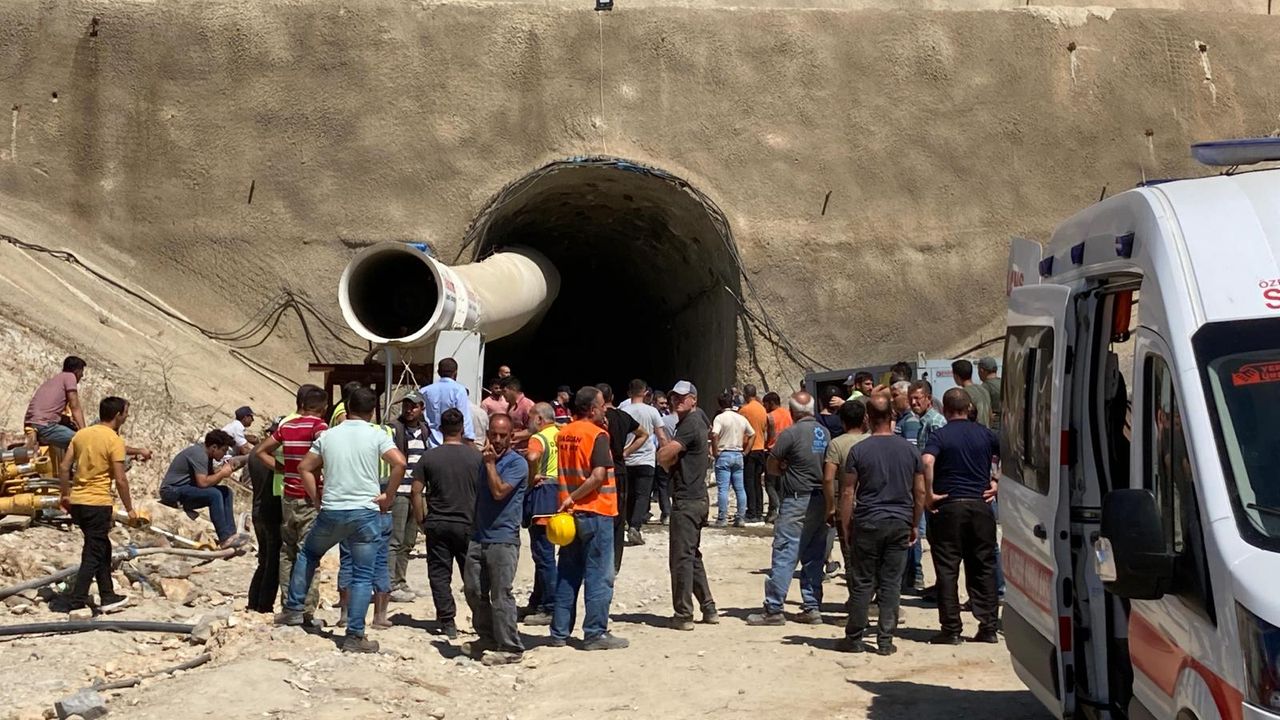 Manisa'da hızlı tren hattının tünel inşaatında 2 işçi gazdan etkilendi