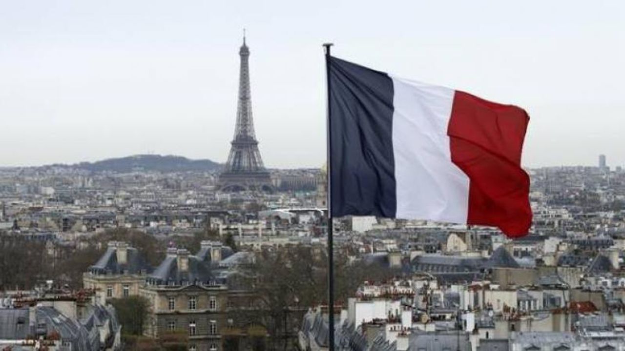 Fransa, gösterilerde hedef alınan Nijer Büyükelçiliğinin güvenliğini artırdığını açıkladı