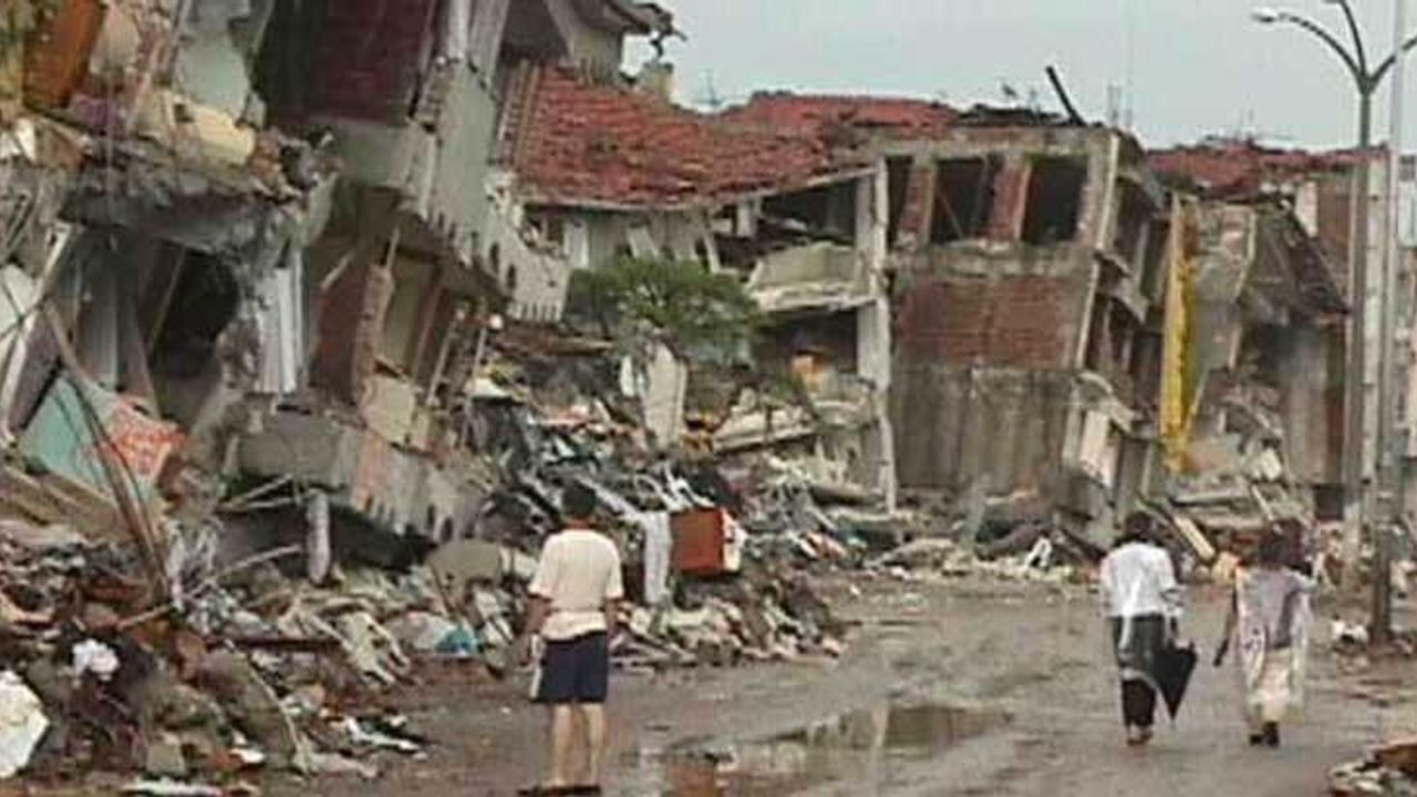 17 Ağustos 1999 Marmara Depremi Unutulmadı - Bengü Türk