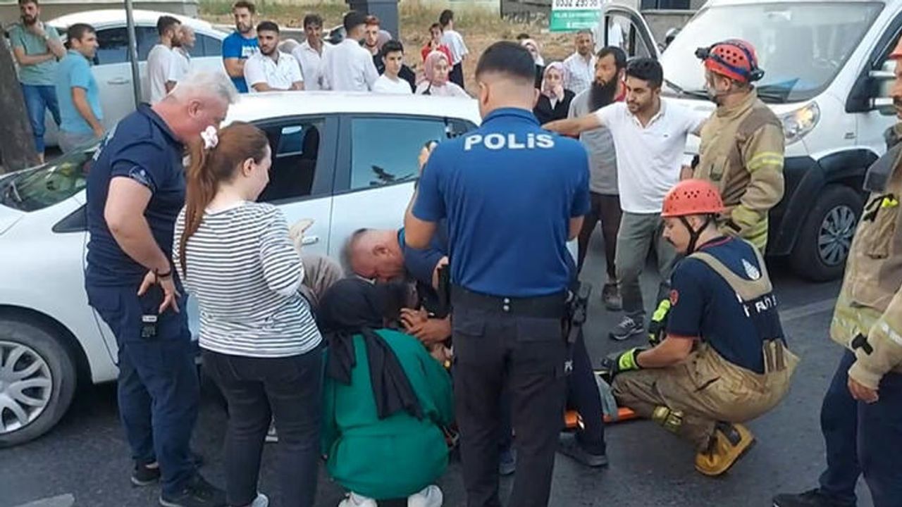 Sultanbeyli'de hafif ticari aracın çarptığı kadın savrularak park halindeki otomobilin altına sıkıştı