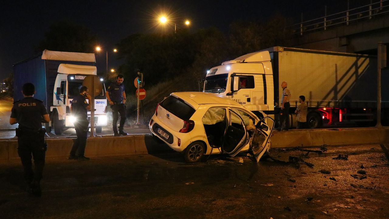 İzmir'de refüje çarptıktan sonra alev alan otomobildeki 2 kişi ağır yaralandı
