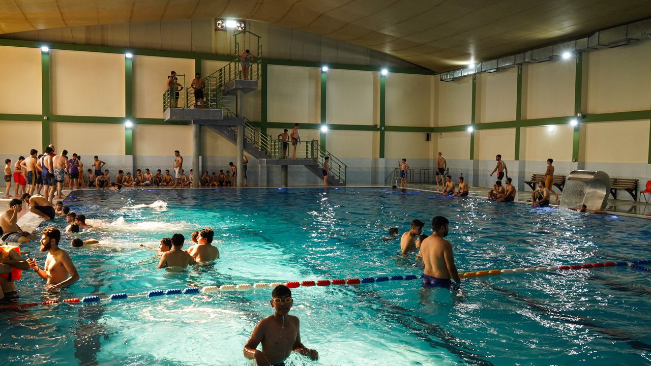 Iraklılar, bunaltıcı sıcaklarda soluğu yüzme havuzlarında alıyor