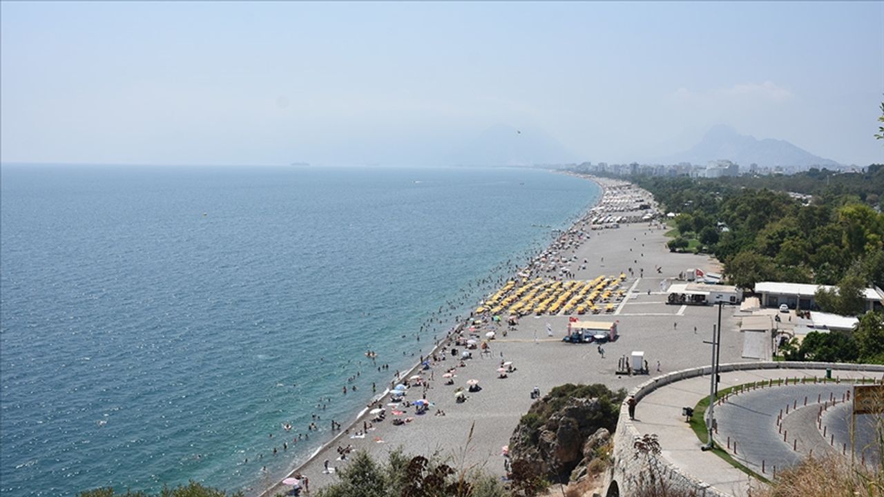 Antalya'da hava sıcaklığı 3 ila 6 derece artacak