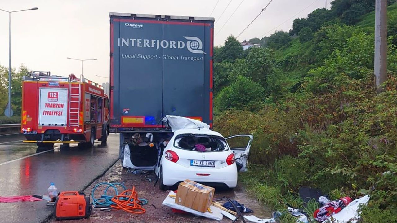 Trabzon'da otomobil park halindeki tıra çarptı 2 kişi hayatını kaybetti