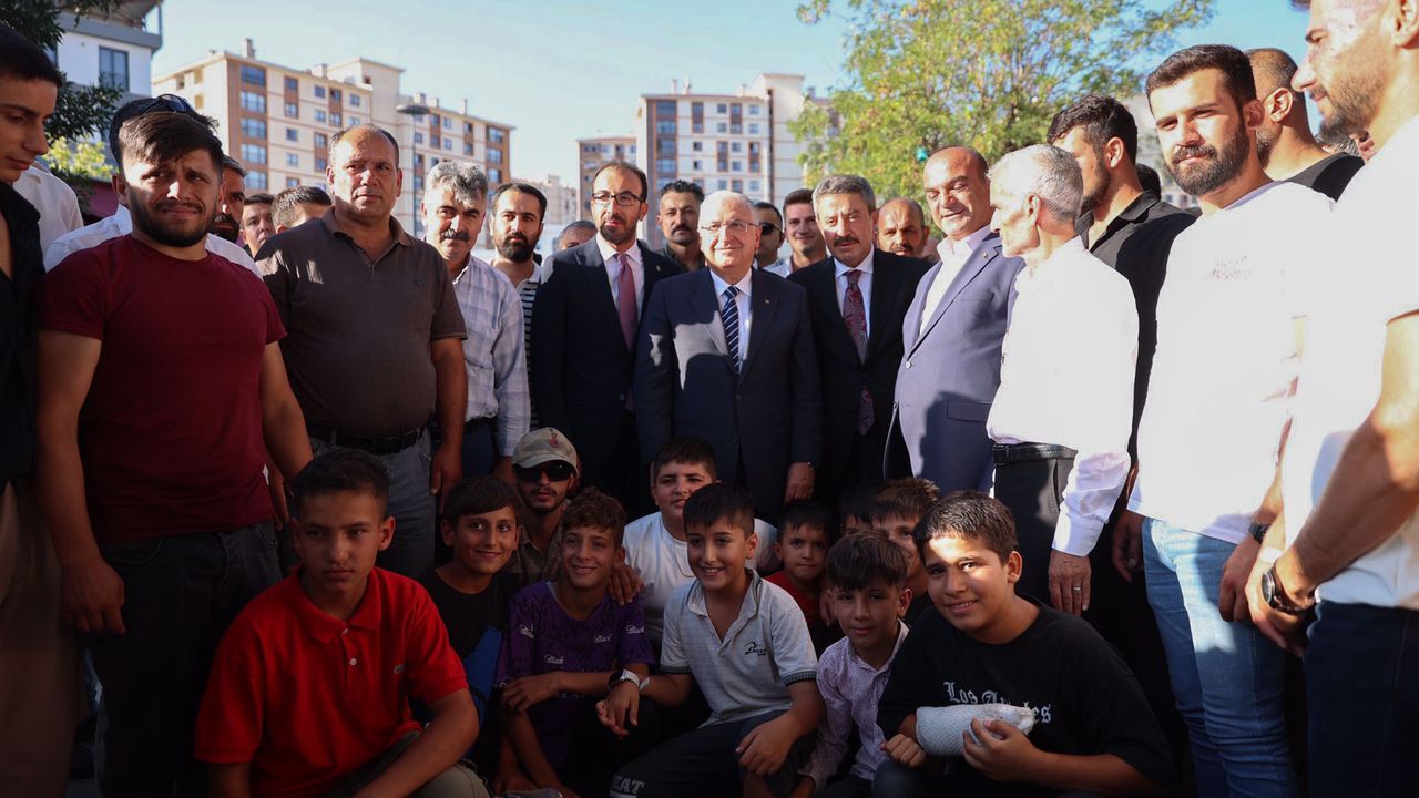 Milli Savunma Bakanı Güler, Şırnak'ta esnafı ziyaret etti, gençlerle buluştu