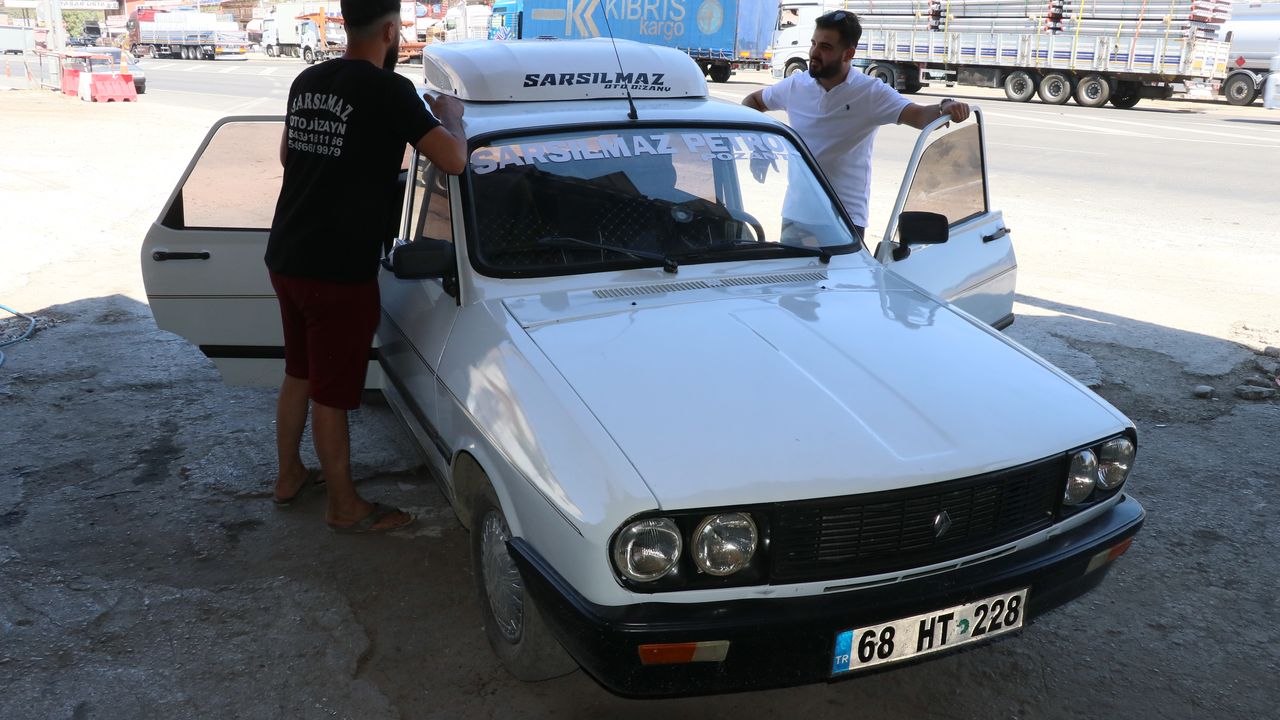 Adana'da sıcaktan bunalan esnaf 1991 model aracına klima taktı