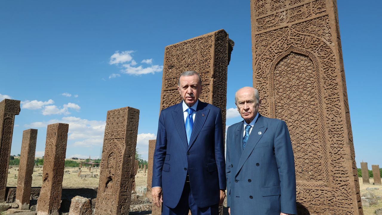 Cumhurbaşkanı Erdoğan ve MHP Lideri Devlet Bahçeli Ahlat'ta Selçuklu mezarlığını ziyaret etti