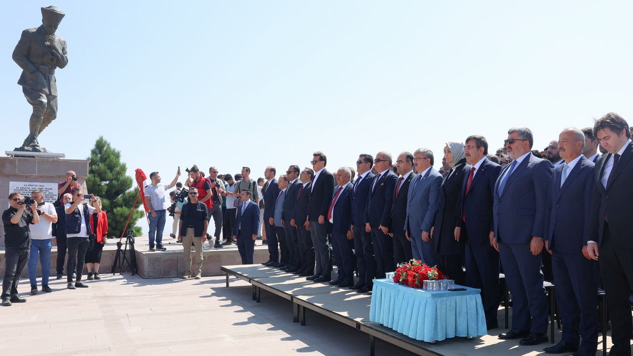 Cumhurbaşkanı Yardımcısı Yılmaz, Başkomutan Mustafa Kemal Atatürk Anıtı'ndaki törene katıldı