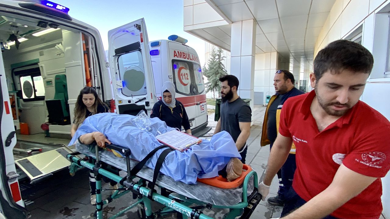 Aksaray'da devrilen otomobildeki 1 kişi hayatını kaybetti, 4 kişi yaralandı