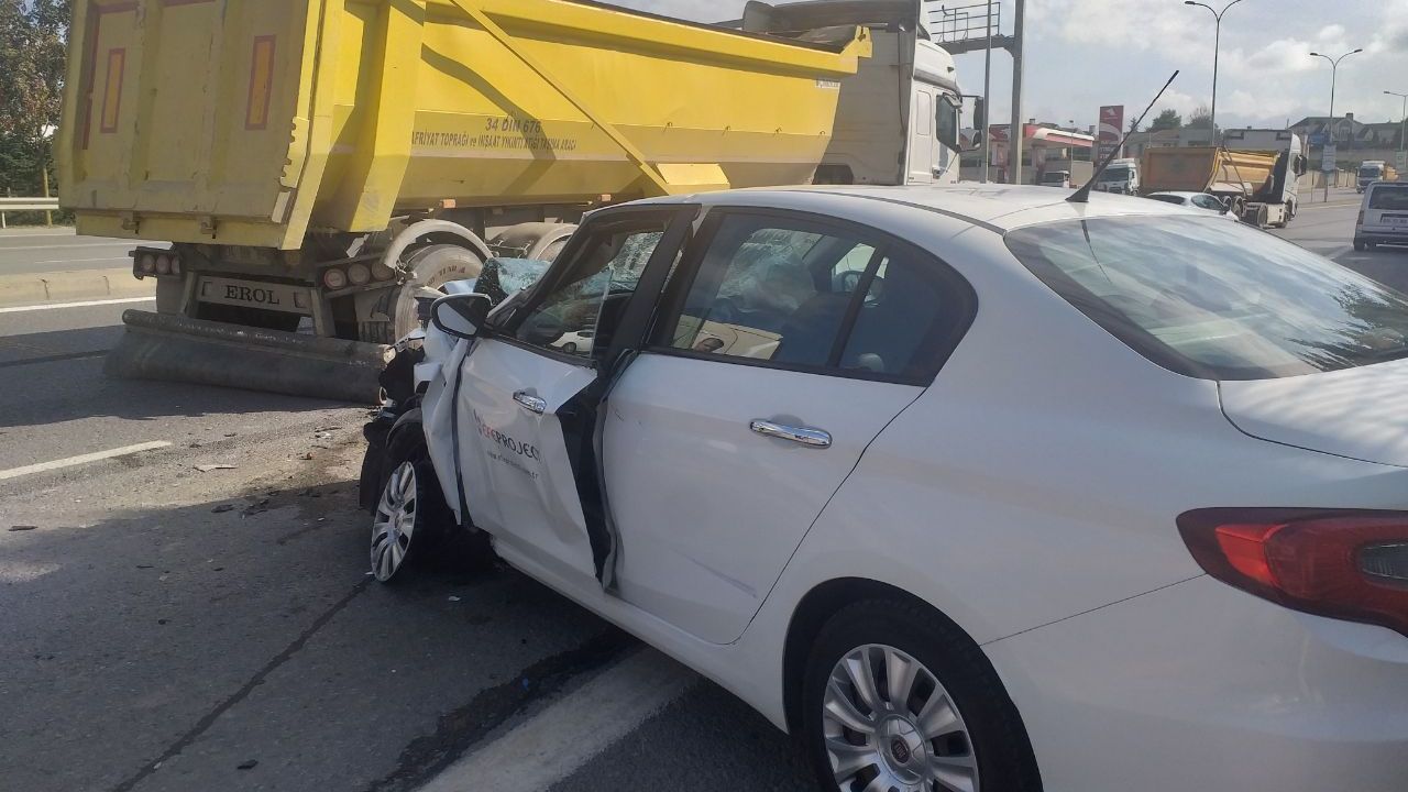 İstanbul'da hafriyat kamyonuna çarpan otomobildeki 3 kişi yaralandı