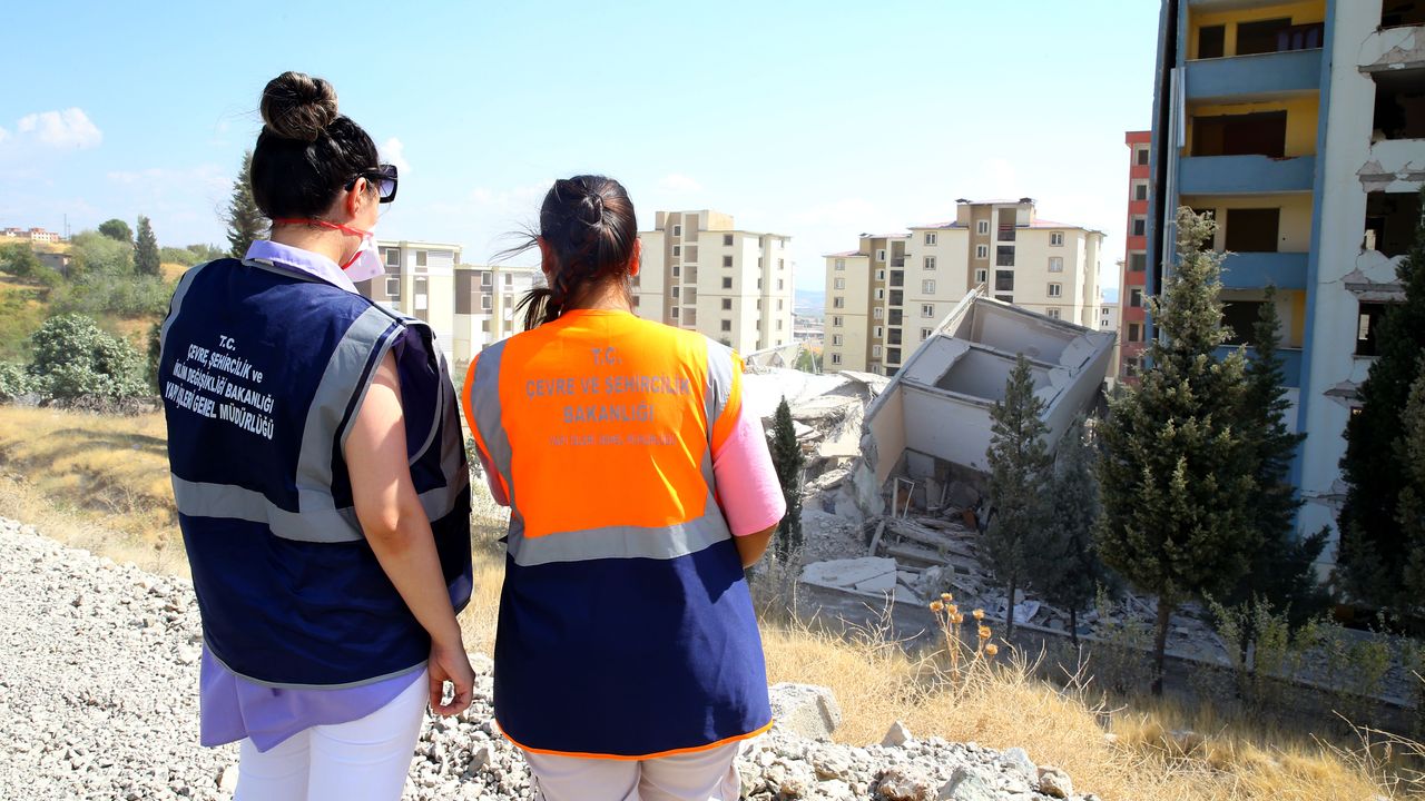 Kahramanmaraş'ta ağır hasarlı 11 katlı bina patlayıcı yardımıyla yıkıldı