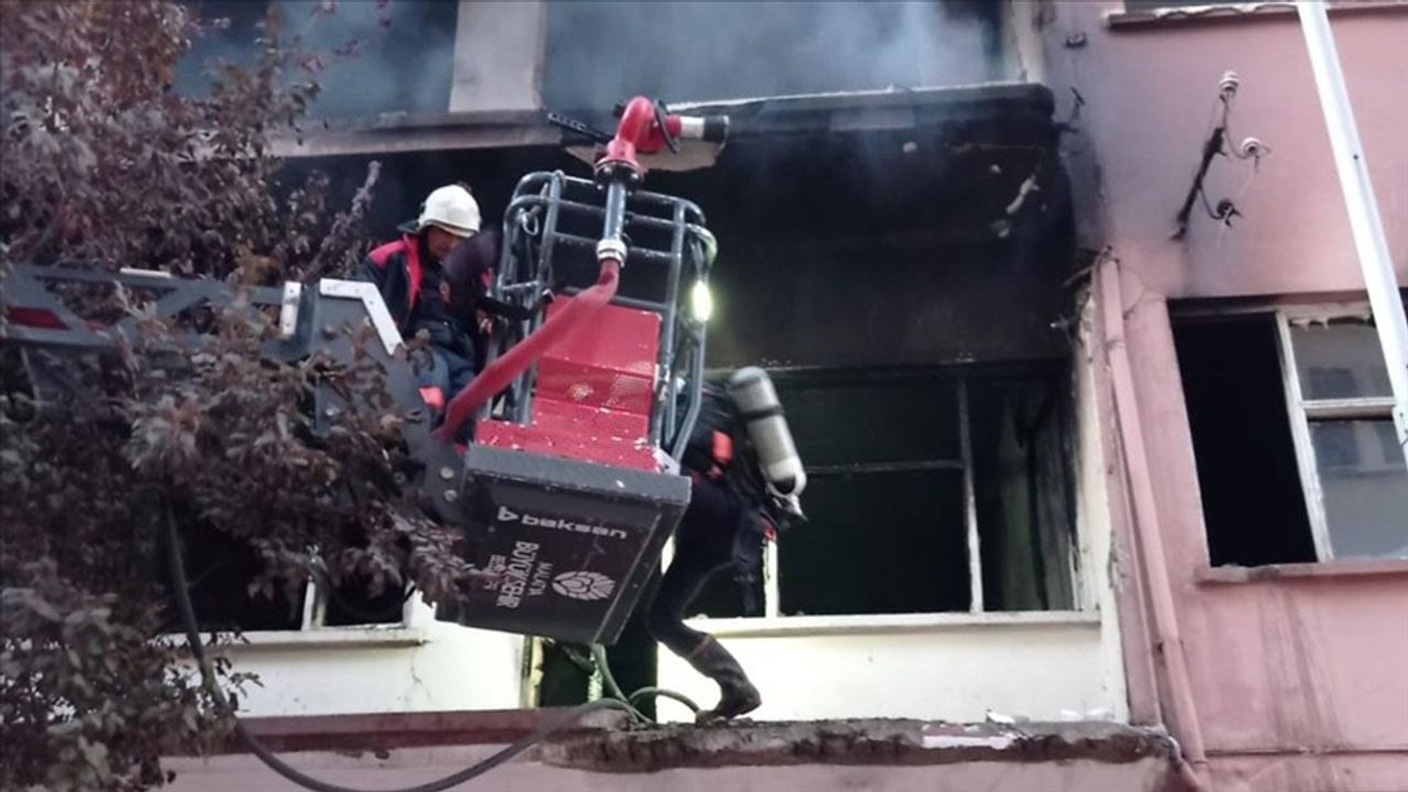 Malatya'da ağır hasarlı binada çıkan yangın söndürüldü