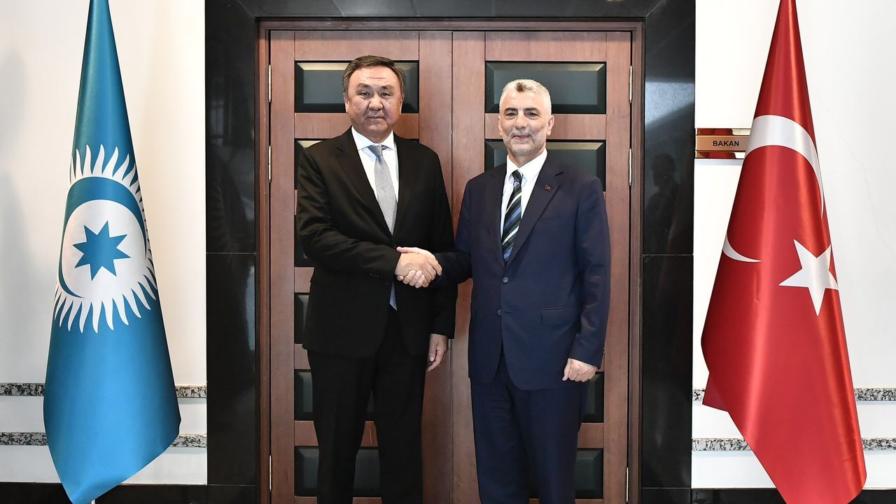 Ticaret Bakanı Bolat, Türk Devletleri Teşkilatı Genel Sekreteri Büyükelçi Kubanıçbek Ömüraliyev ile bir araya geldi