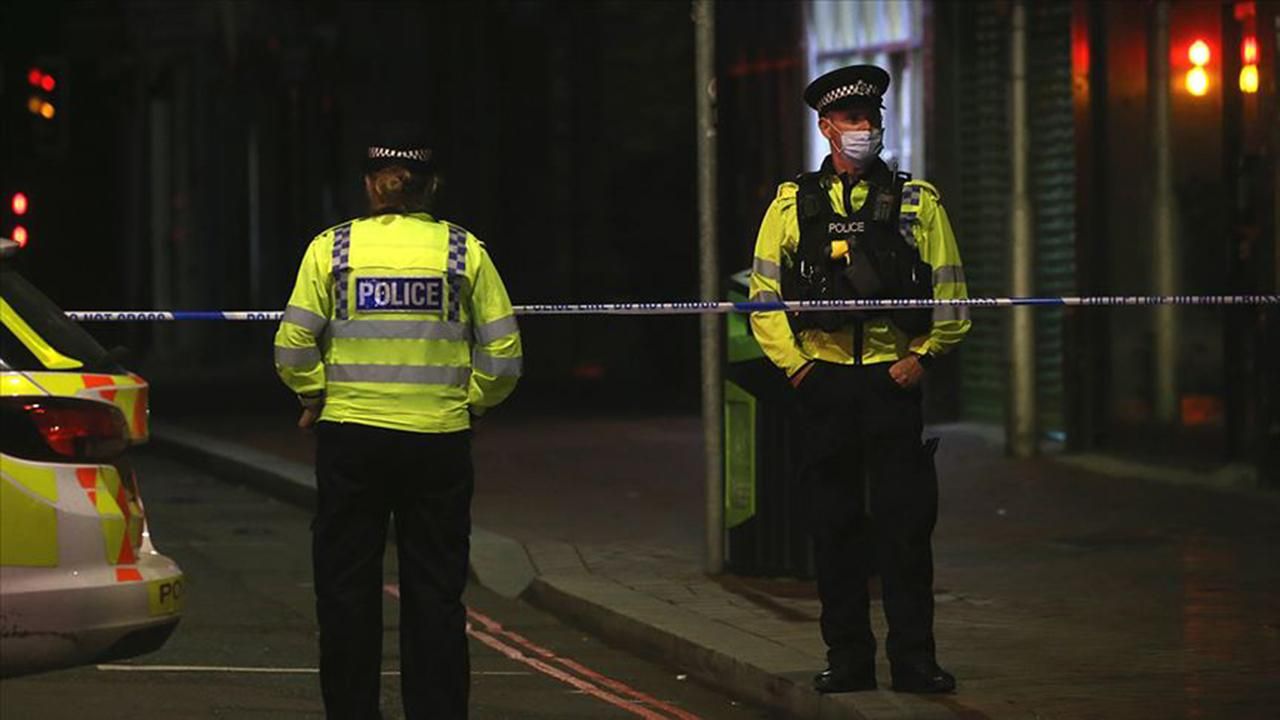 İngiltere'de bıçaklı ve silahlı suçlar son bir yılda arttı