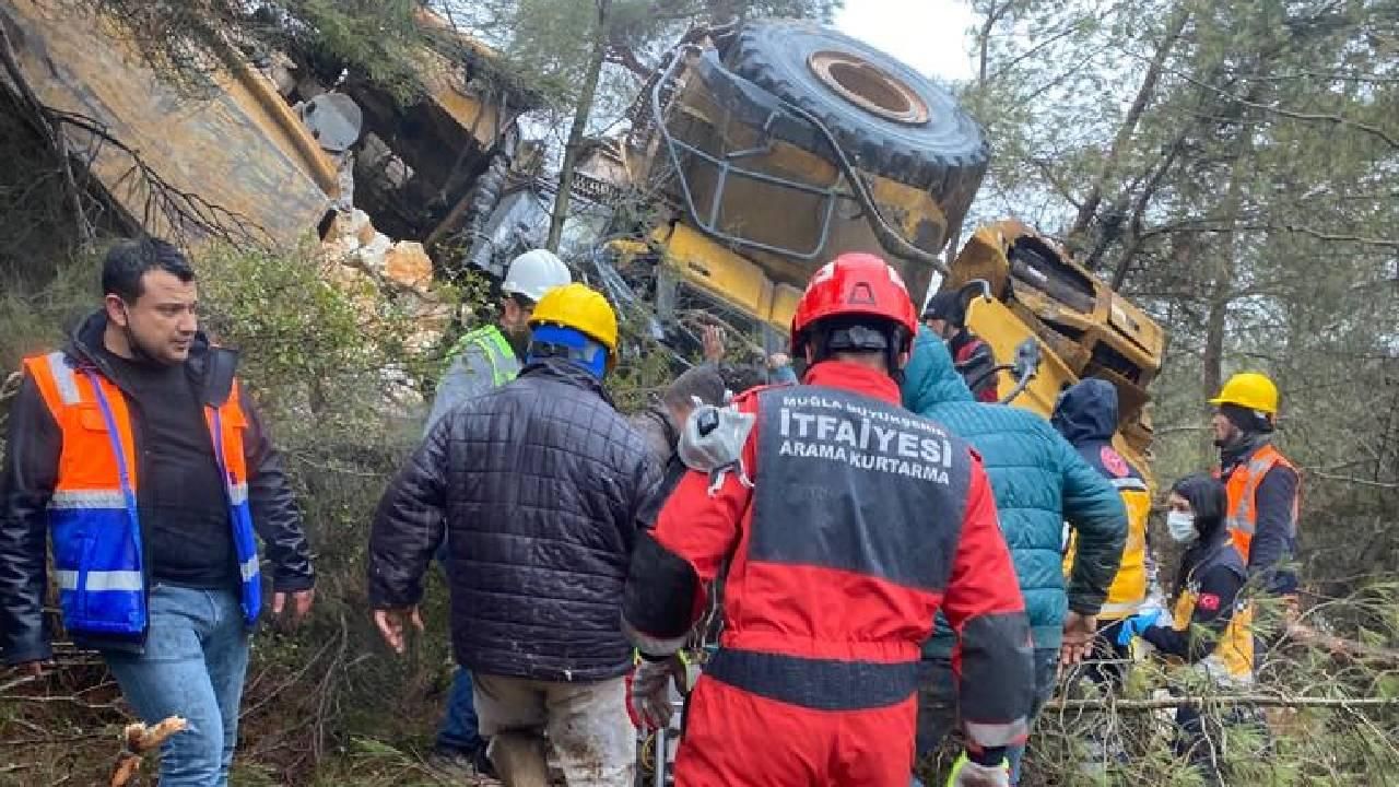 Muğla'da uçuruma devrilen kamyonun sürücüsü ekiplerce kurtarıldı