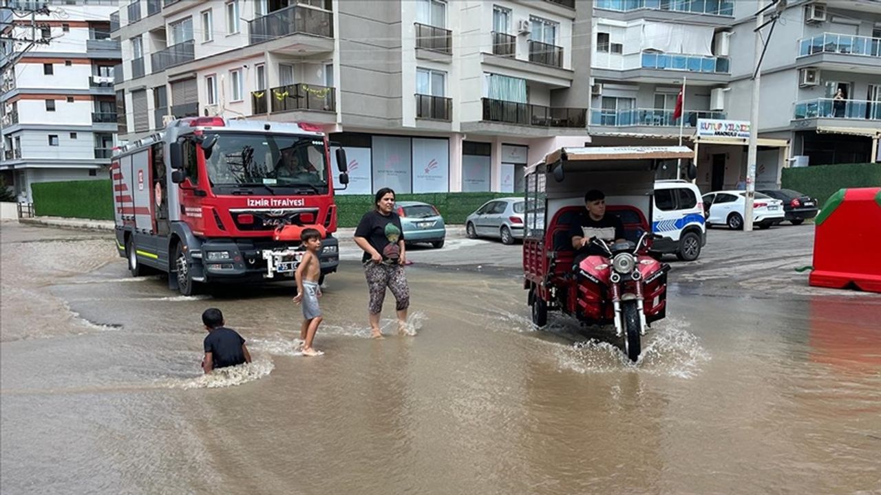İzmir'de su borusunun patlaması sonucu bazı ev ve iş yerlerini su bastı
