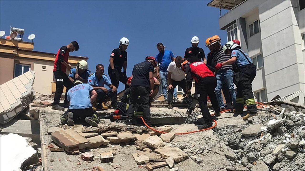 Gaziantep'te yıkım sırasında çöken binanın altında kalan operatörü kurtarma çalışması başlatıldı