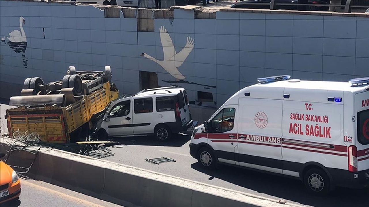 Ankara'da kamyon alt geçitteki hafif ticari aracın üzerine devrildi