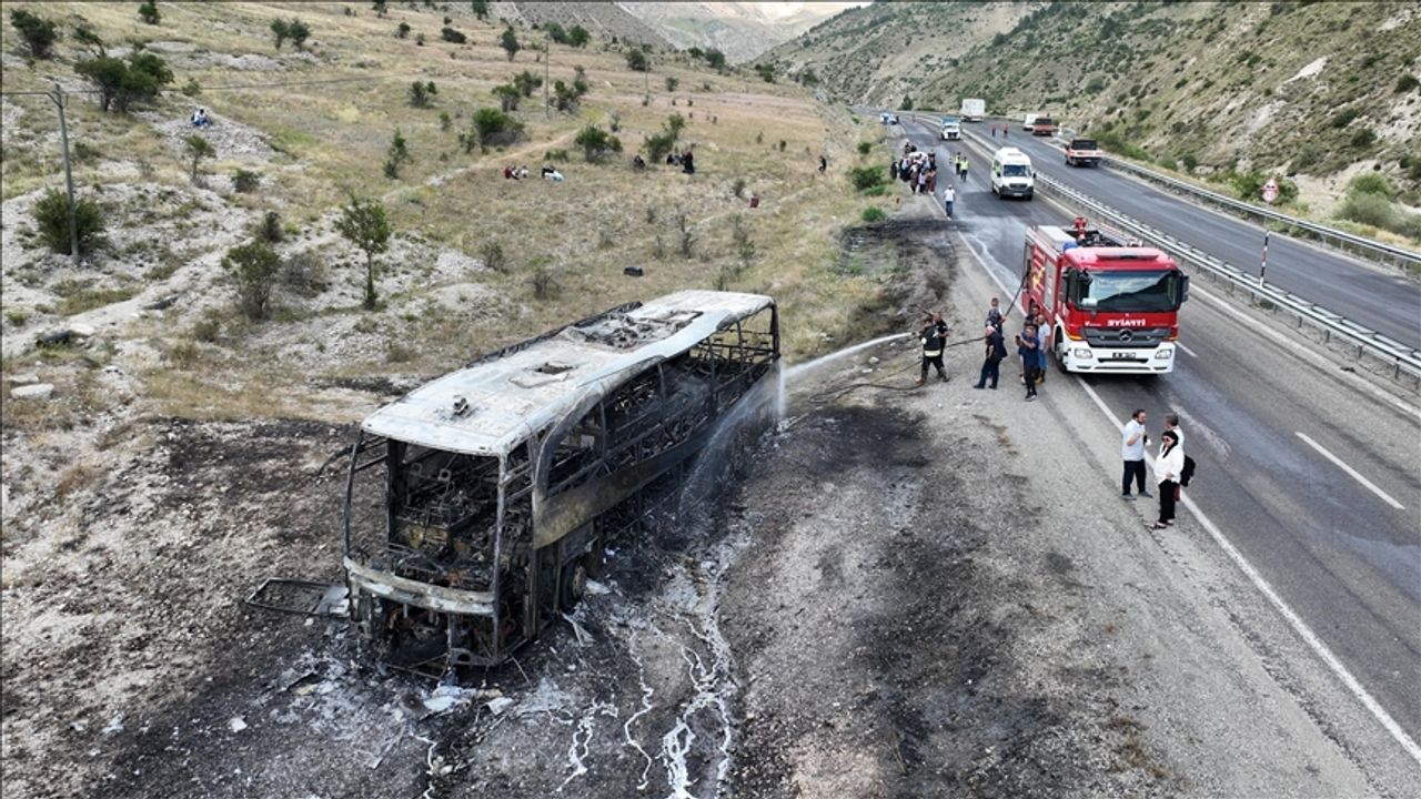 Erzurum'da yolcu otobüsünde çıkan yangın söndürüldü