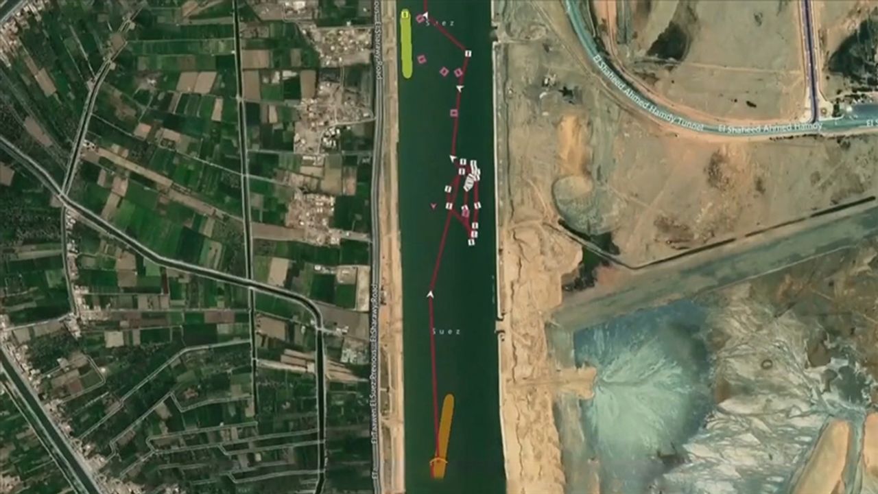 Mısır, Süveyş Kanalı'ndan geçen iki tanker gemisinde arıza meydana geldiğini duyurdu