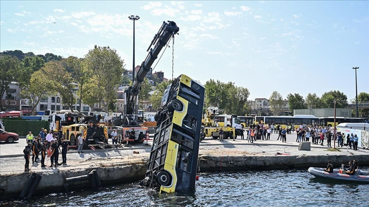 İstanbul Eminönü'nde park halindeyken kayarak denize düşen boş İETT otobüsü çıkarıldı.