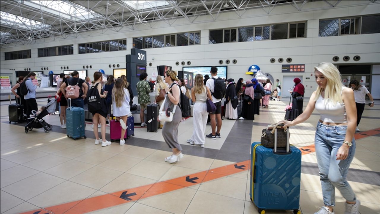 Antalya'ya hava yoluyla gelen turist sayısı 9 milyonu aştı