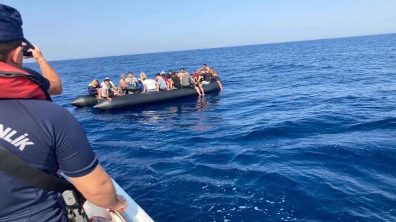 Yunanistan’ın ittiği göçmenleri Sahil Güvenlik kurtardı
