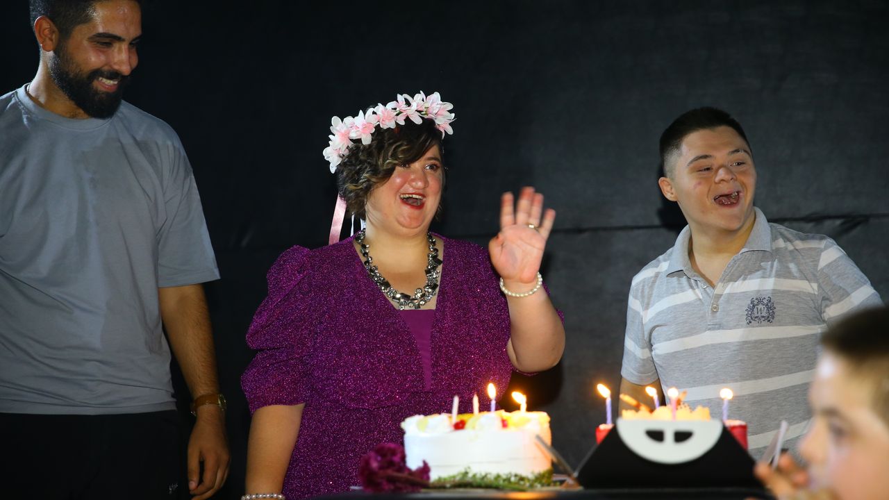 Kahramanmaraş'ta "+1 Sokağı" sakini down sendromlu Esra Eren'e doğum günü kutlaması