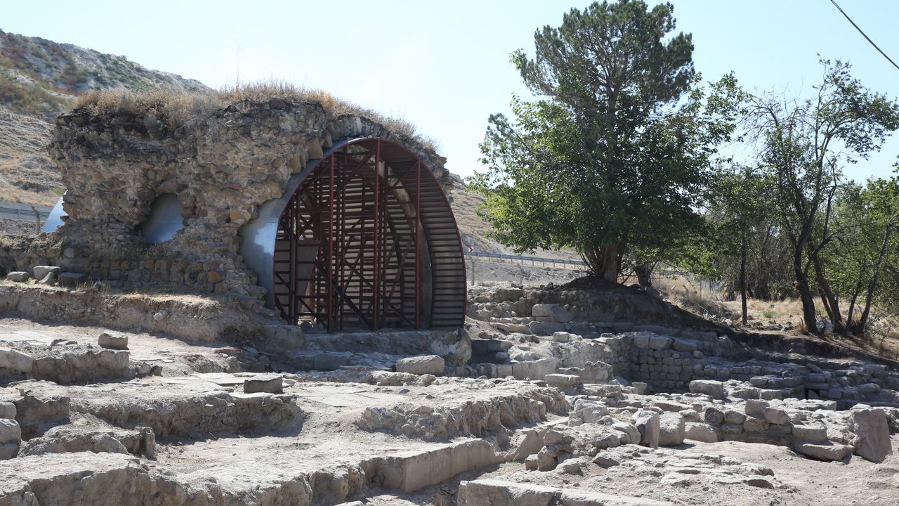 Kayseri'de Keykubadiye Sarayı'ndaki kazılarda hamam bölümü ortaya çıkarıldı