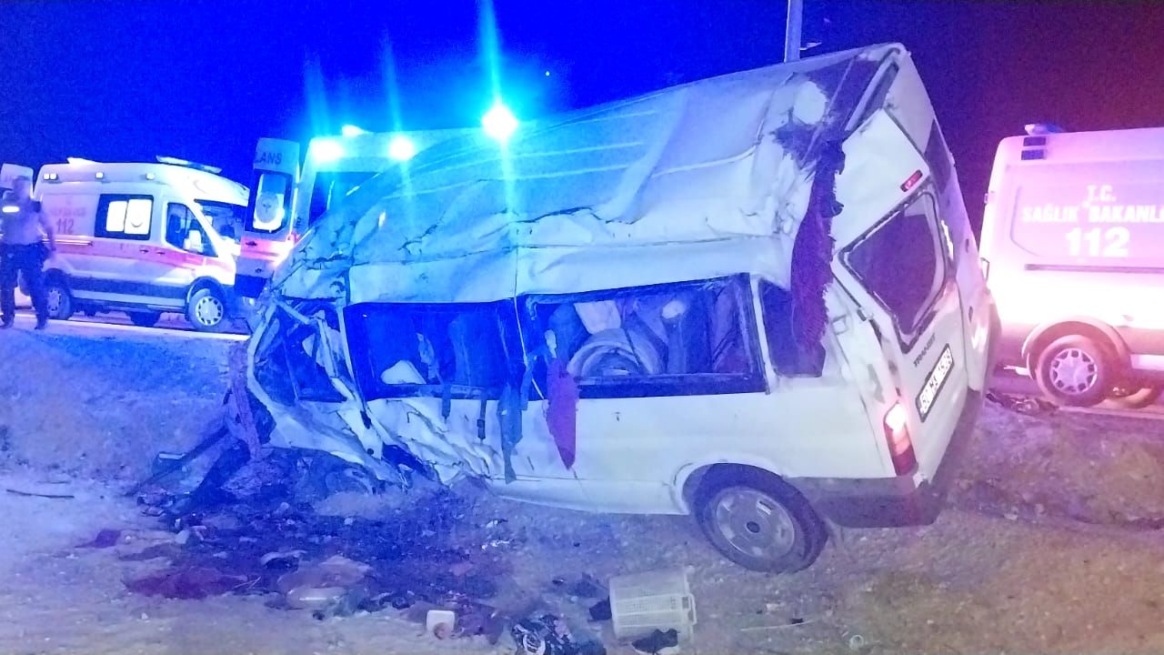 Niğde'de minibüsle otomobilin çarpıştığı kazada 8 kişi yaralandı